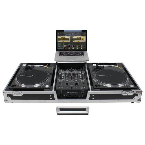 Odyssey FZGSLBM10WR Table de mixage DJ noire à profil bas au format 10″ et deux platines vinyles en position de combat, étui de cercueil de vol avec roues et plate-forme coulissante