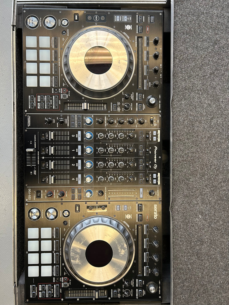 Pioneer DJ DDJ-SZ2 Contrôleur DJ 4 canaux pour Serato avec étui (UTILISÉ)