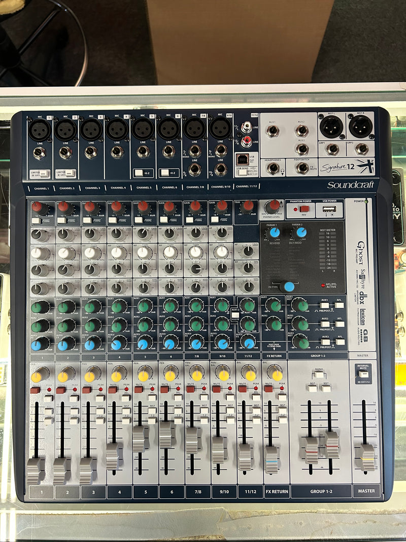 SoundCraft Signature-12-US Console de mélange analogique compact (utilisé)