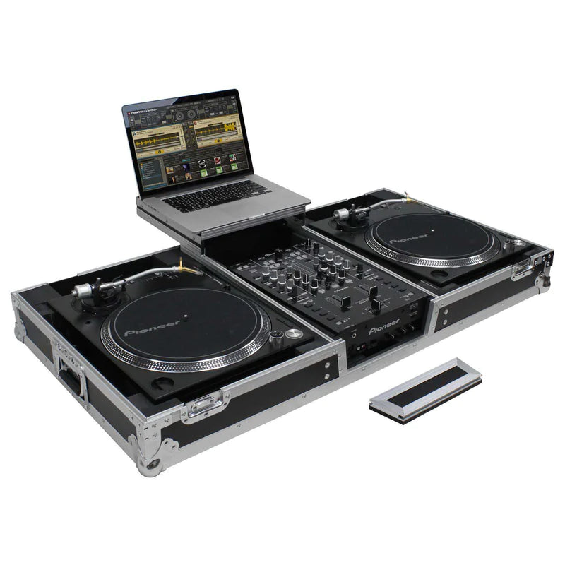 Odyssey FZGSLBM10WR Table de mixage DJ noire à profil bas au format 10″ et deux platines vinyles en position de combat, étui de cercueil de vol avec roues et plate-forme coulissante