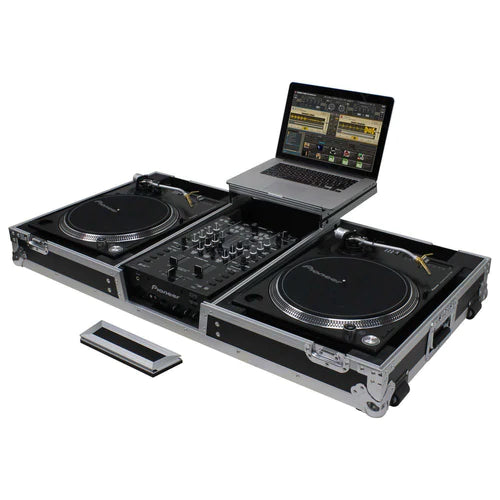 Odyssey FZGSLBM10WR Table de mixage DJ noire à profil bas au format 10″ et deux platines vinyles en position de combat, étui de cercueil de vol avec roues et plate-forme coulissante